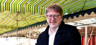 Der Einkaufsführer „Regionale Entdeckungen im Landkreis Kassel – frische Lebensmittel aus der Region“ ist der perfekte Wegweiser zu wohnortnah geernteten oder hergestellten Produkte. Thomas Ackermann, Dezernent für Umwelt und Klimaschutz beim Landkreis Kassel, präsentiert die Broschüre. 