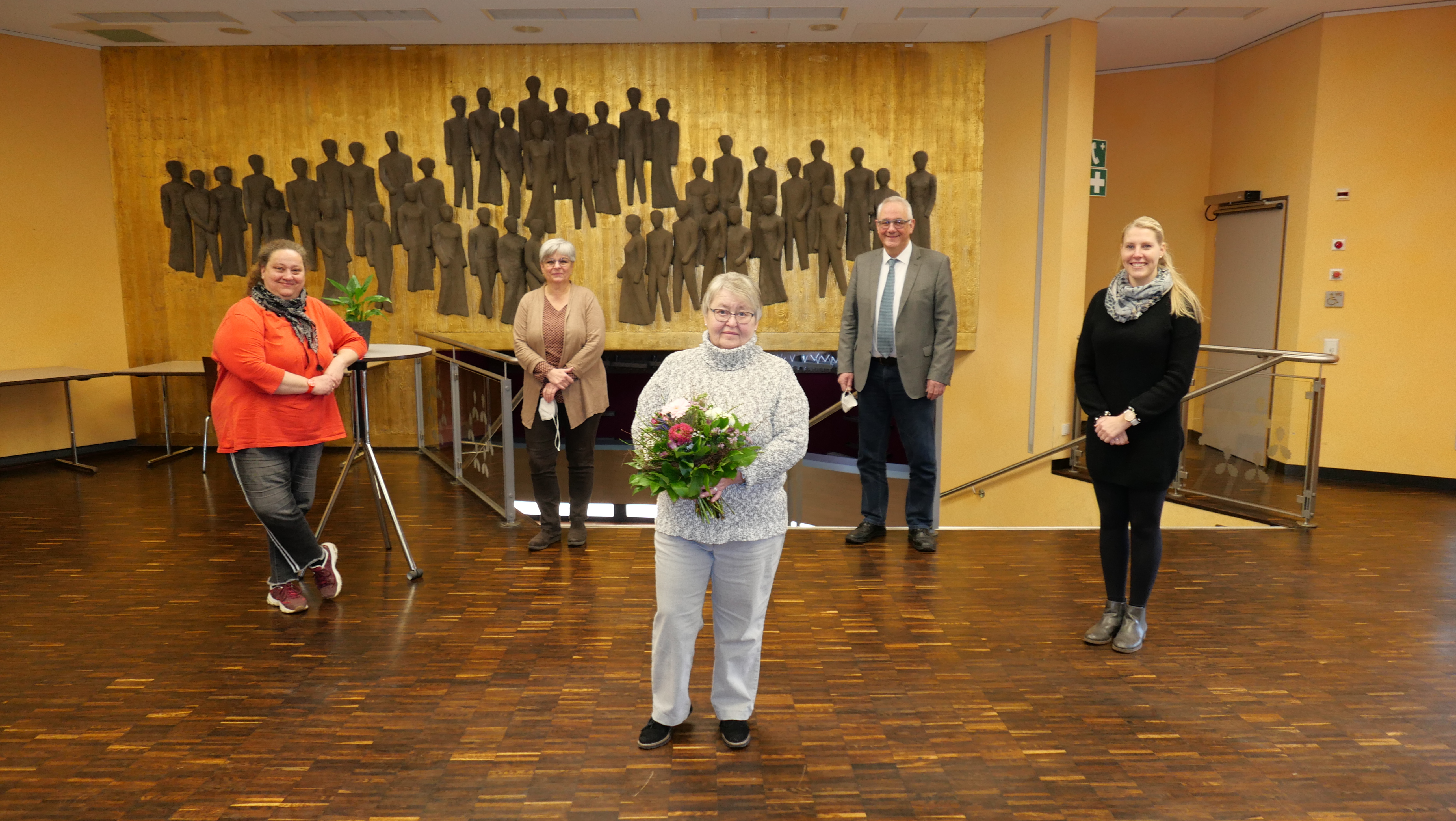 Jutta Träbing (M.) wurde am 18. Januar von Bürgermeister Uwe Jäger (3.v.l.), Personalratsmitglied Andrea Lambach (l.), ihrer Vorgesetzten Jutta Kothe vom Immobilienmanagement (2.v.l.) und stellvertretender Kita-Leiterin Nina Nägel (r.) mit vielen guten Wünschen und Abschiedspräsenten in den Ruhestand verabschiedet.