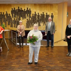 Jutta Träbing (M.) wurde am 18. Januar von Bürgermeister Uwe Jäger (3.v.l.), Personalratsmitglied Andrea Lambach (l.), ihrer Vorgesetzten Jutta Kothe vom Immobilienmanagement (2.v.l.) und stellvertretender Kita-Leiterin Nina Nägel (r.) mit vielen guten Wünschen und Abschiedspräsenten in den Ruhestand verabschiedet.