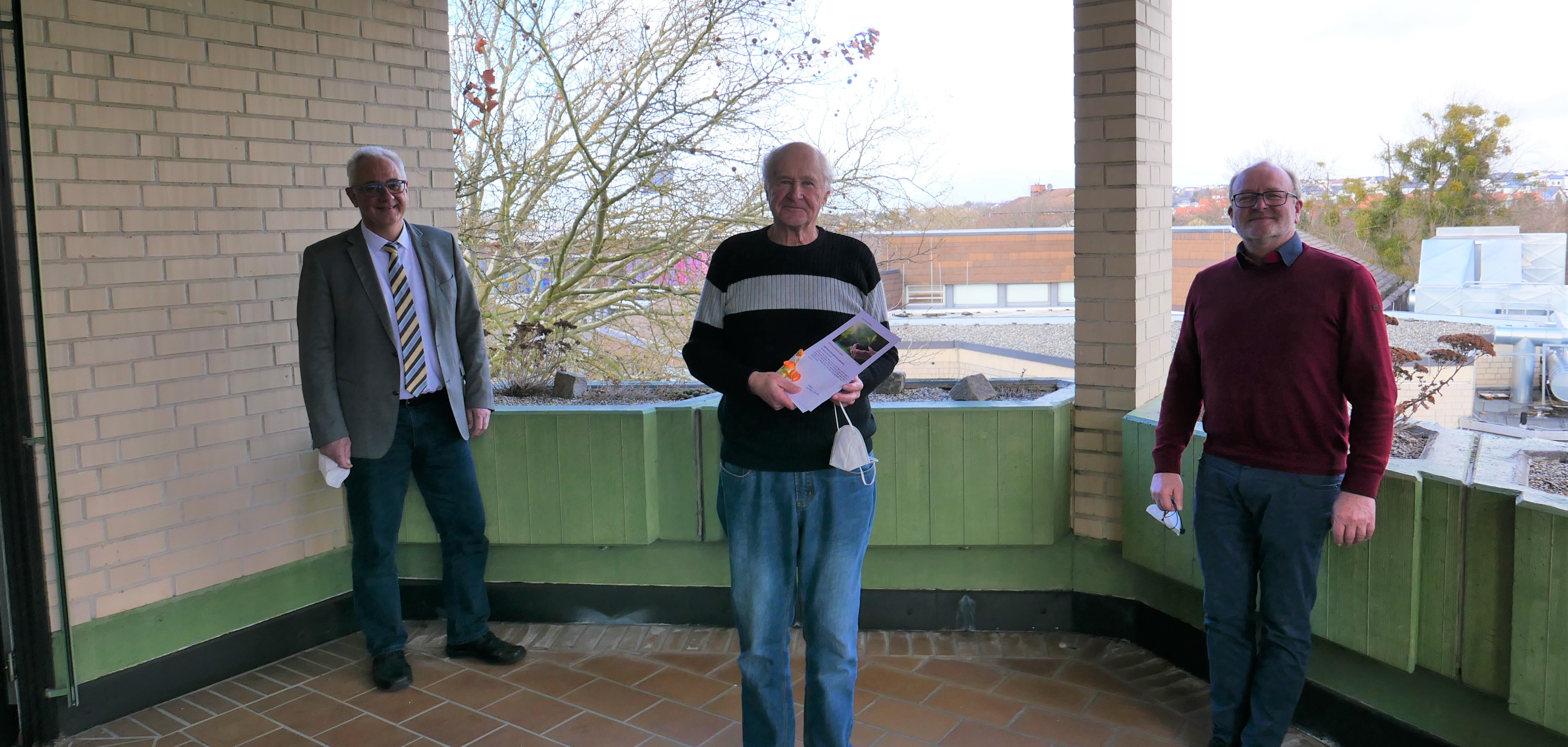 Bedankten sich (v.l.n.r.) am 02.02. im Rahmen einer kleinen Feierstunde bei Vogelschutzbeauftragtem der Gemeinde Lohfelden Manfred Henkel (M.) für dessen über 40-jähriges ehrenamtliches Engagement im Rahmen der Erhaltung der Artenvielfalt unserer kleinen gefiederten Freunde und wünschten ihm für die Zukunft alles Gute.