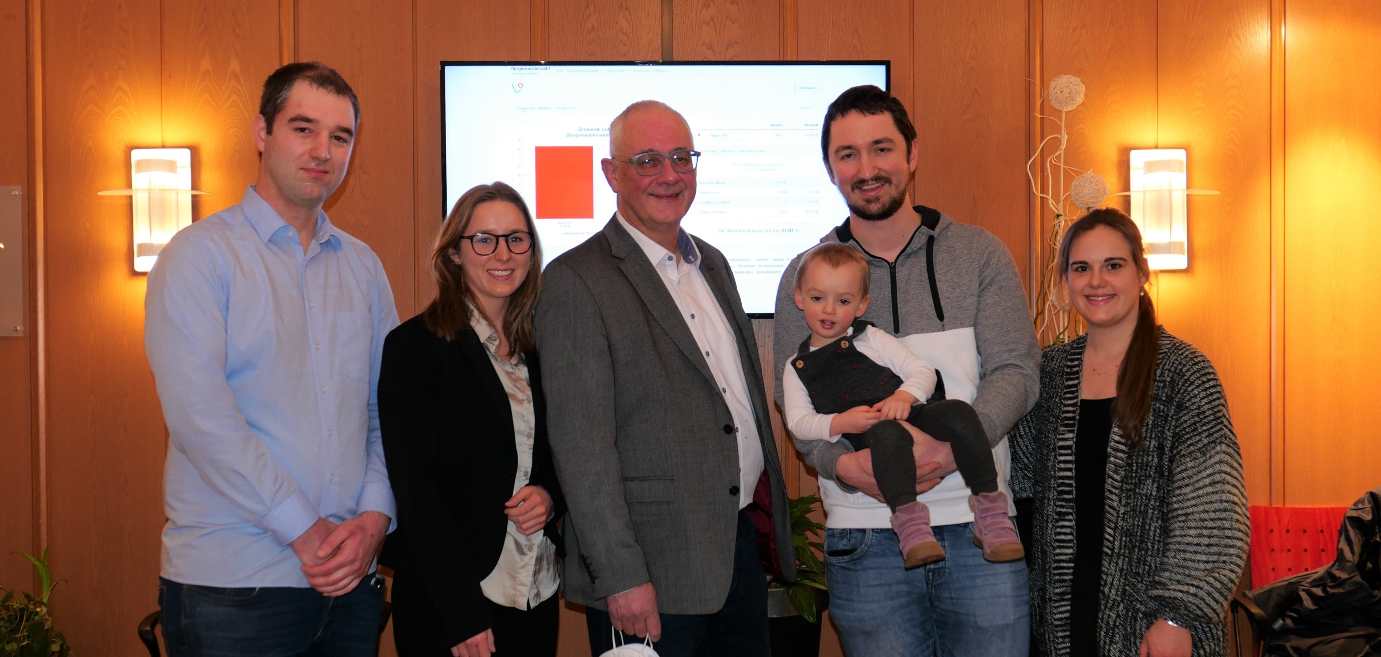 Uwe Jäger (M.) wurde am 6. Februar 2022 mit einer Mehrheit von 83,88 Prozent als Bürgermeister der Gemeinde Lohfelden wiedergewählt. Zu den ersten Gratulanten gehörten seine Kinder (v.l.n.r.) Niklas Jäger und Verena Jäger sowie Jonas Jäger mit Töchterchen Joella und Ehefrau Nadja Jäger.