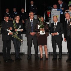 Der Festakt 2013 in Lohfelden mit (v.l.n.r.) dem damaligen Agendasprecher Klaus Sturm, Albert Taurer, Gerhard Wuggenig, dem damaligen Gemeindevertretervorsitzenden und heutigen Bürgermeister Uwe Jäger, Barbara Hueter, Klaus Steffek und den damaligen Bürgermeistern Michael Reuter und Ferdinand Hueter.