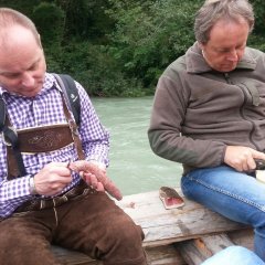 2014 ermöglichte Ferdinand Hueter der Agendagruppe „Berg im Drautal“ die Teilnahme an den Flößertagen auf der Drau. Agendasprecher Stefan Klaußner und Ferdinand Hueter bereiteten eine Brotzeit unter dem Motto „Kärntner Speck meets Ahle Wurscht“.