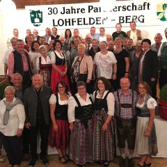 30-Jahre Partnerschaft wurde 2018 gefeiert. Politikerinnen und Politiker, Freunde der Partnerschaft und die Agendagrupe „Berg im Drautal“ (vorn) nahmen an den Feierlichkeiten teil.