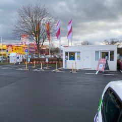 Die Teststelle auf den Hornbachparkplatz Lohfelden ist in einem weißen Container untergebracht.