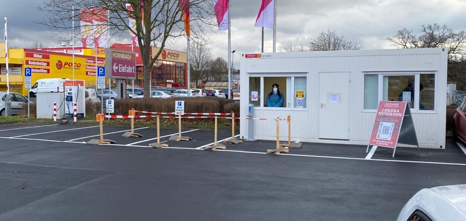 Die Teststelle auf den Hornbachparkplatz Lohfelden ist in einem weißen Container untergebracht.