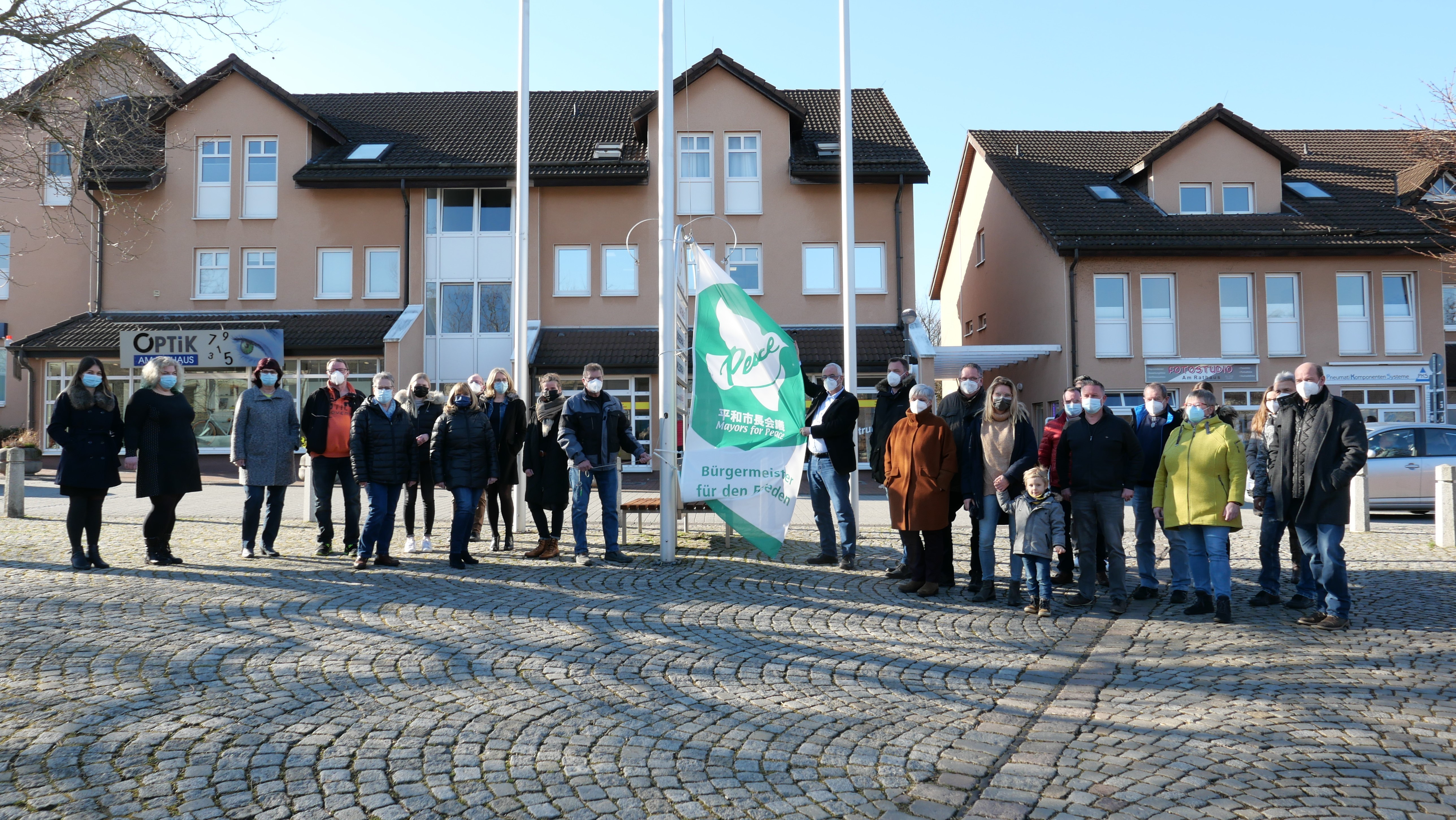 Gemeinde Lohfelden hisste als Zeichen der Solidarität die "Mayors for Peace"-Flagge gegen den Krieg in der Ukraine. 