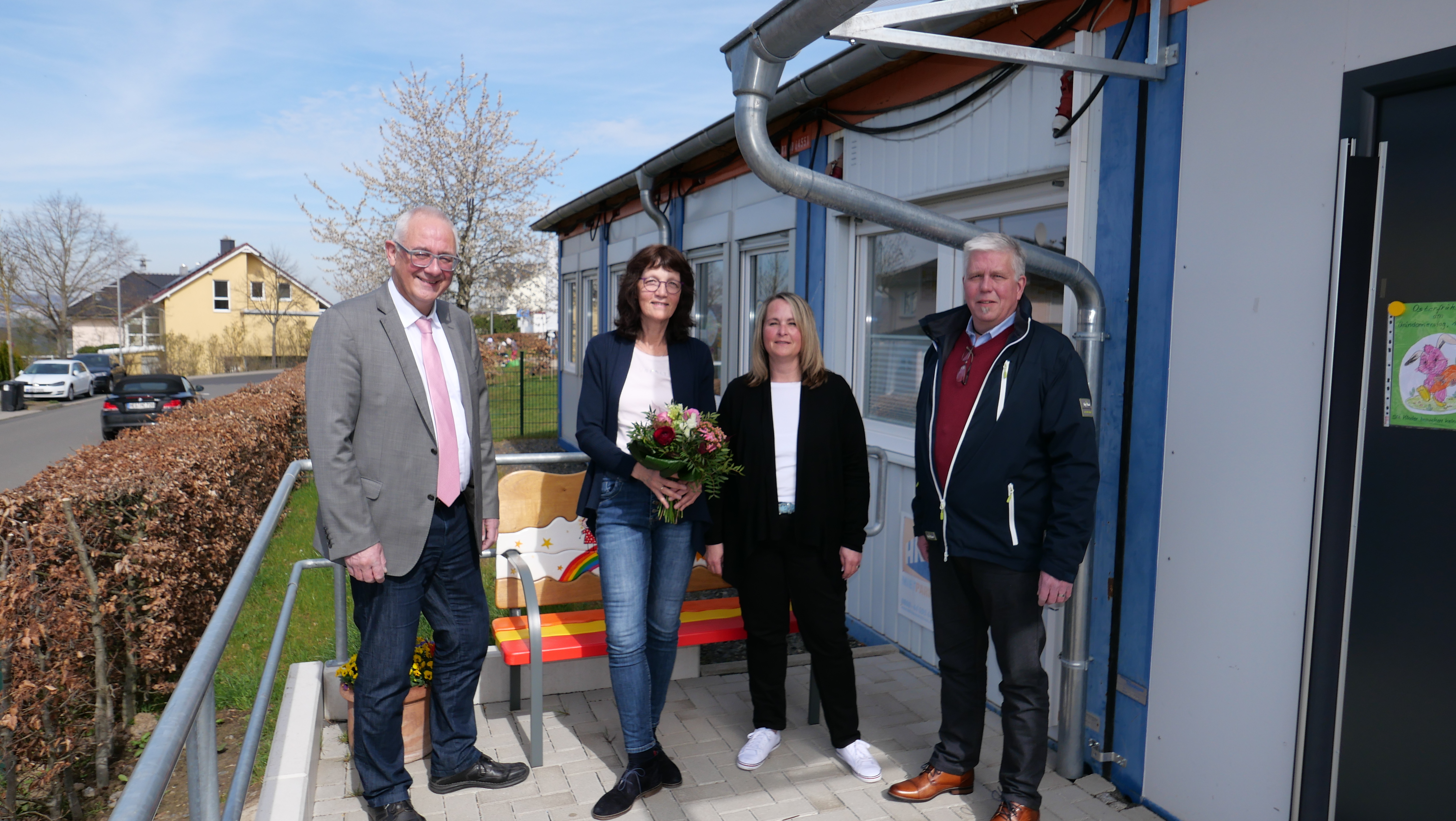 Sigrid Bolloni (2.v.l.) feierte am 12. April ihr 40-jähriges Dienstjubiläum in der Kindertagestätte „Sterntaler“. Bürgermeister Uwe Jäger (l.), Personalratsmitglied Peter Schäfer und die Leiterin der Kita, Claudia Pristl, gratulierten ihr herzlich dazu.