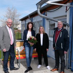 Sigrid Bolloni (2.v.l.) feierte am 12. April ihr 40-jähriges Dienstjubiläum in der Kindertagestätte „Sterntaler“. Bürgermeister Uwe Jäger (l.), Personalratsmitglied Peter Schäfer und die Leiterin der Kita, Claudia Pristl, gratulierten ihr herzlich dazu.