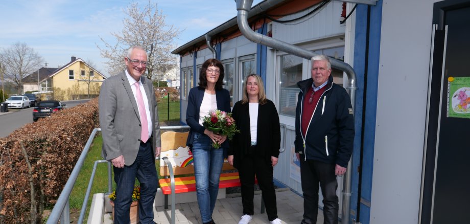 Sigrid Bolloni (2.v.l.) feierte am 12. April ihr 40-jähriges Dienstjubiläum in der Kindertagestätte „Sterntaler“. Bürgermeister Uwe Jäger (l.), Personalratsmitglied Peter Schäfer und die Leiterin der Kita, Claudia Pristl, gratulierten ihr herzlich dazu.