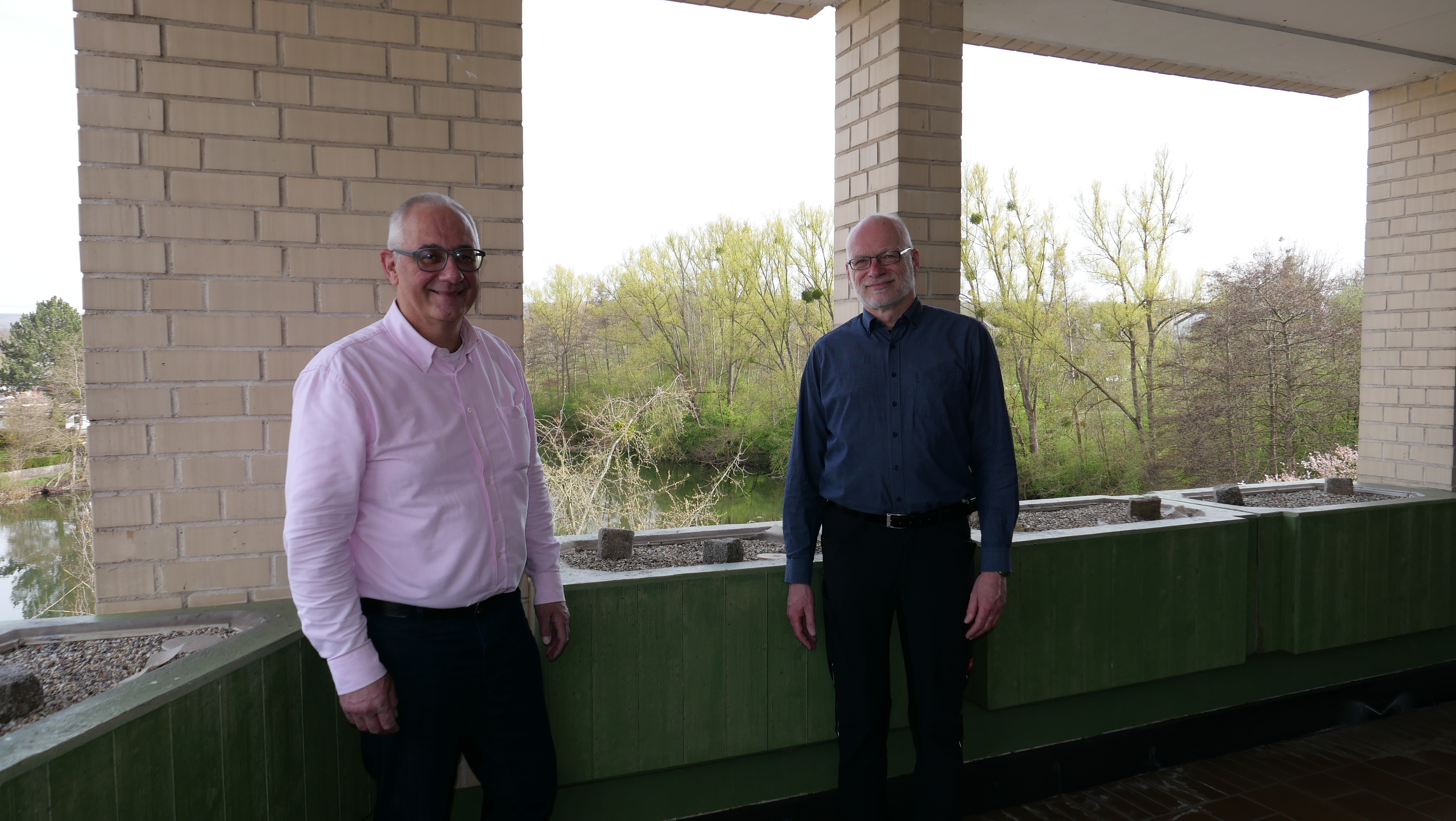 Bürgermeister Uwe Jäger (l.) begrüßte den neu für die Fachberatungsstelle Wohnen im Rathaus Lohfelden zuständigen Fachberater Matthias Haese am 13.04. herzlich im Rathaus.