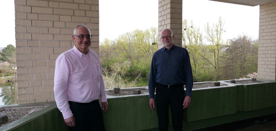 Bürgermeister Uwe Jäger (l.) begrüßte den neu für die Fachberatungsstelle Wohnen im Rathaus Lohfelden zuständigen Fachberater Matthias Haese am 13.04. herzlich im Rathaus.