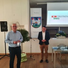 Bürgermeister Uwe Jäger (l.) begrüßt die Gäste gemeinsam mit Trutnovs stellvertretendem Bürgermeister Tomaš Eichler.  