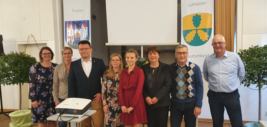 Trafen sich im Rahmen der deutsch-tschechischen Freundschaft am 29.04. im Familienraum Vollmarshausen (v.l.n.r.): Lenka Buková-Vízková, Vorsitzende des Vereins für deutsch-tschechische Verständigung Trautenau-Riesengebirge e. V., Agenda-Sprecherin der Agenda-Gruppe „Freundeskreis Trutnov“, Eva Bubeníčková, stellvertretender Bürgermeister von Trutnov, Tomaš Eichler, Geschäftsführerin des deutsch-tschechischen Begegnungszentrums, Štěpánka Šichová, das deutschsprachige Mitglied Renata Smutná, der ehemalige lang-jährige Agenda-Sprecher Kalle Kuhn und Bürgermeister Uwe Jäger.