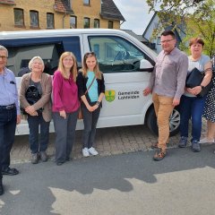 Die Trutnover Gäste (r.) auf Stadtrundfahrt in Lohfelden gemeinsam mit ihren Gastgebern, dem Ehepaar Kuhn vom „Freundeskreis Trutnov“.  