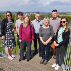 Die Trutnover Gäste (r.) auf Stadtrundfahrt in Lohfelden gemeinsam mit ihren Gastgebern, dem Ehepaar Kuhn vom „Freundeskreis Trutnov“.