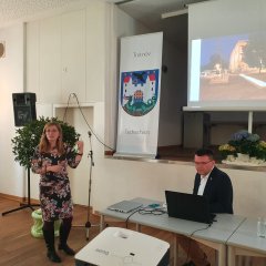 Leiterin des deutsch-tschechischen Begegnungszentrums, Štěpánka Šichová, während ihrer interessanten Lichtbildervorträge.