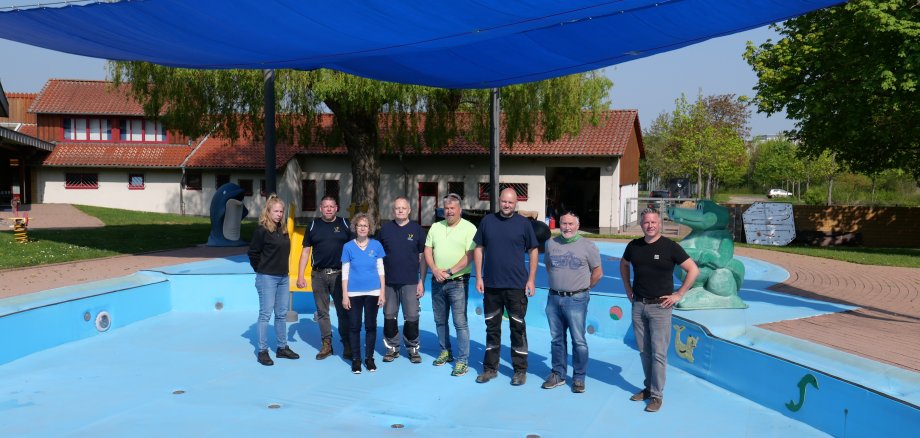 Das Team des Freibad freut sich auf viele Besucherinnen und Besucher: Stephanie Lößel, Tobias Wollrath, Dagmar Montag, Dirk Jochens, Dirk Greve, Bastian Paßau, Klaus Günther und Thorsten Bürgel; es fehlt Peter Lößel.