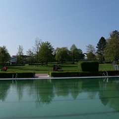 Leider konnte das Wasser im Schwimmbecken noch nicht getauscht werden, da es Lieferschwierigkeiten bei Zubehörteilen zur neuen Pump-Anlage gibt.