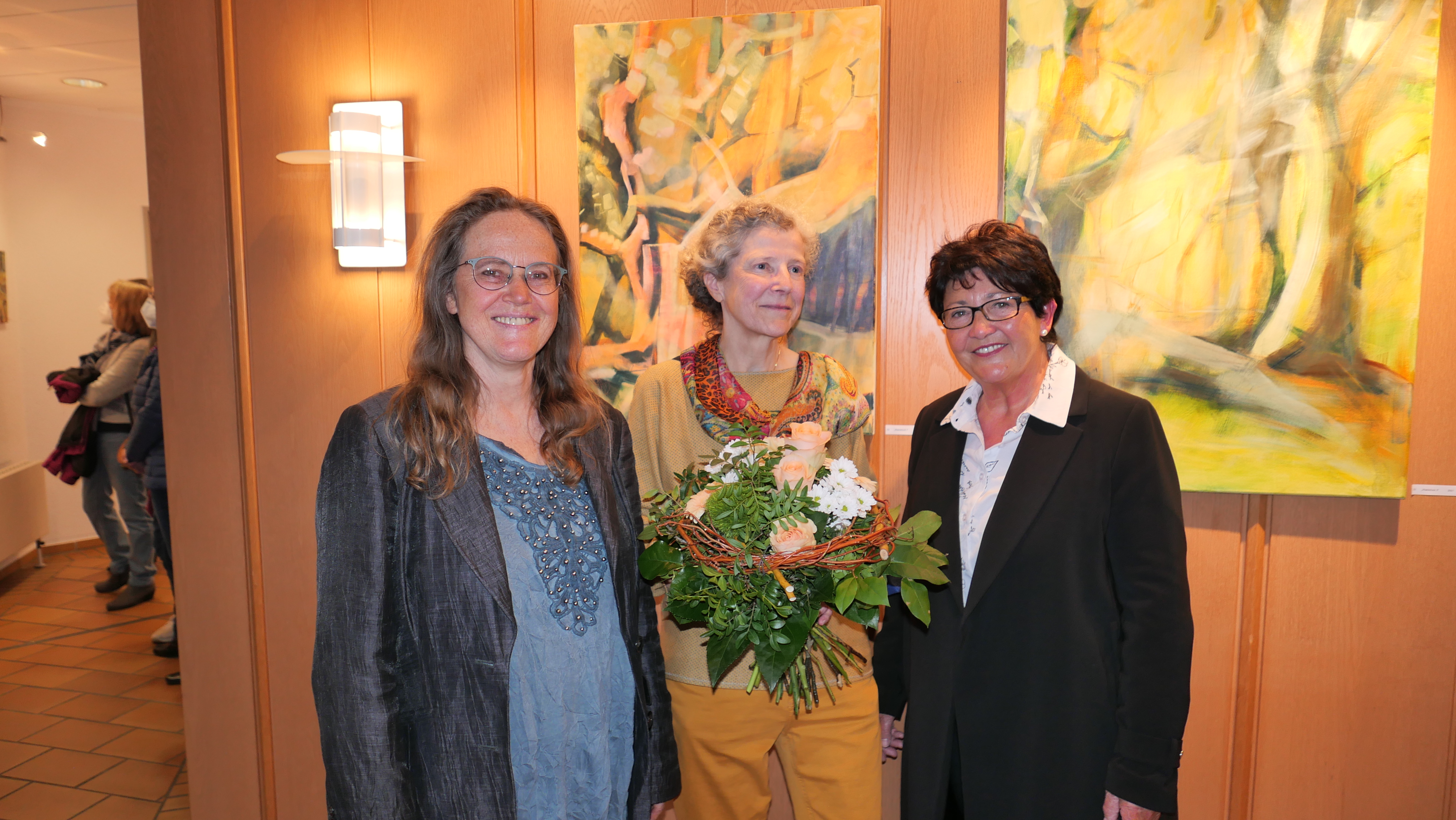 Erste Beigeordnete Bärbel Fehr (r.) bedankte sich bei der Künstlerin Annegret Weisheit-Sommerfeld (M.) für die wunderbare Ausstellung sowie bei Monika Molinski (l.) für die Vorstellung der Künstlerin während der Vernissage am 04.05. im Lohfeldener Rathaus.