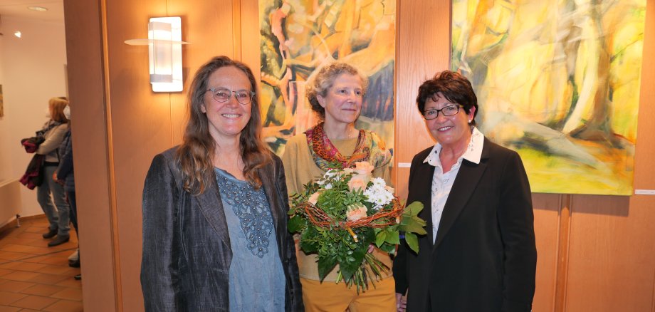 Erste Beigeordnete Bärbel Fehr (r.) bedankte sich bei der Künstlerin Annegret Weisheit-Sommerfeld (M.) für die wunderbare Ausstellung sowie bei Monika Molinski (l.) für die Vorstellung der Künstlerin während der Vernissage am 04.05. im Lohfeldener Rathaus.