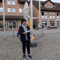 Erste Beigeordnete Bärbel Fehr hieß die Gäste herzlich auf dem Dr.-Walter-Lübcke-Platz zu der Veranstaltung willkommen.  