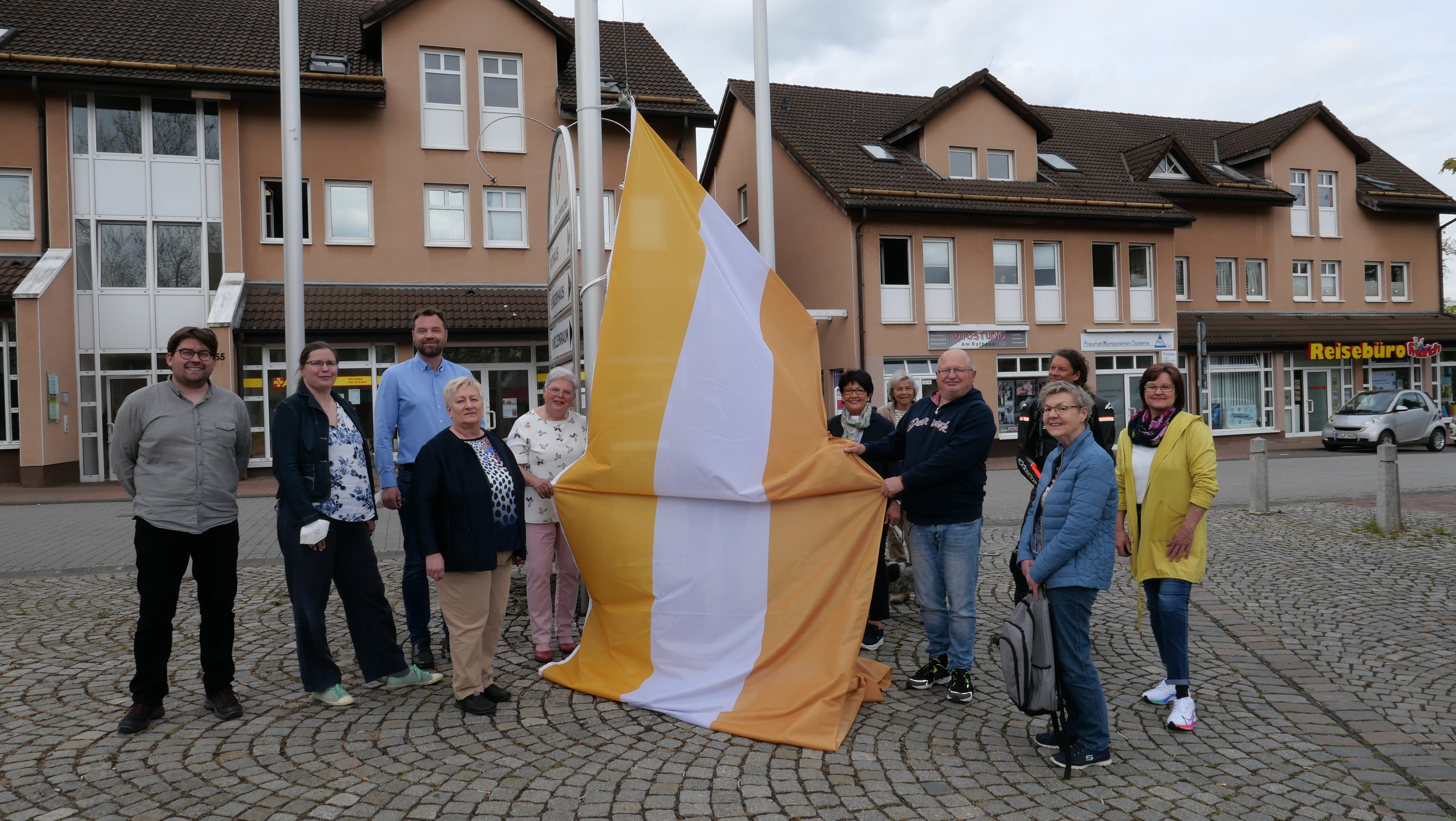 Gemeinsam hissten die Teilnehmenden als Zeichen der Solidarität am 05.05. die offizielle „Flagge der Überwindung und der Behinderung“ vor dem Rathaus.