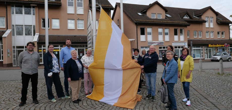 Gemeinsam hissten die Teilnehmenden als Zeichen der Solidarität am 05.05. die offizielle „Flagge der Überwindung und der Behinderung“ vor dem Rathaus.