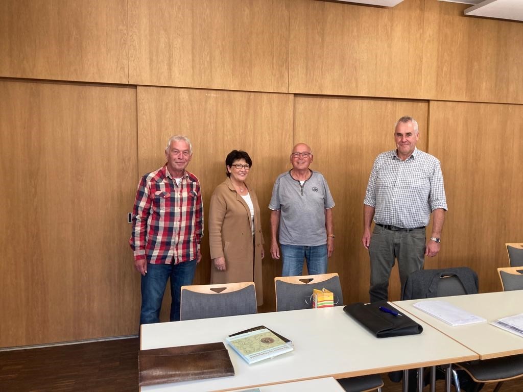 Der langjährige Sprecher der Geschichtswerkstatt, Günter Kruse (3.v.l.), gab sein Amt am 31.05. während der Sitzung der Geschichtswerkstatt auf eigenen Wunsch ab. Erste Beigeordnete, Bärbel Fehr, bedankte sich für sein ehrenamtliches Engagement und wünschte seinen frisch gewählten Nachfolgern, Herbert Brethauer (r.) und Volker Wagner alles Gute für ihre weitere ehrenamtliche Tätigkeit.