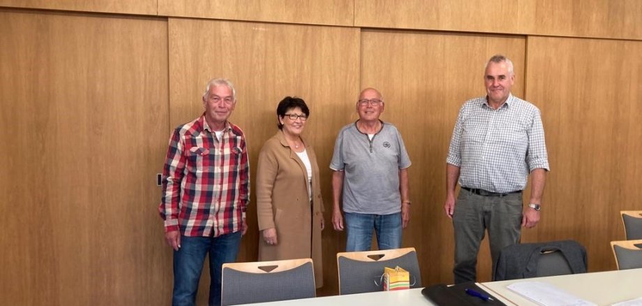 Der langjährige Sprecher der Geschichtswerkstatt, Günter Kruse (3.v.l.), gab sein Amt am 31.05. während der Sitzung der Geschichtswerkstatt auf eigenen Wunsch ab. Erste Beigeordnete, Bärbel Fehr, bedankte sich für sein ehrenamtliches Engagement und wünschte seinen frisch gewählten Nachfolgern, Herbert Brethauer (r.) und Volker Wagner alles Gute für ihre weitere ehrenamtliche Tätigkeit.