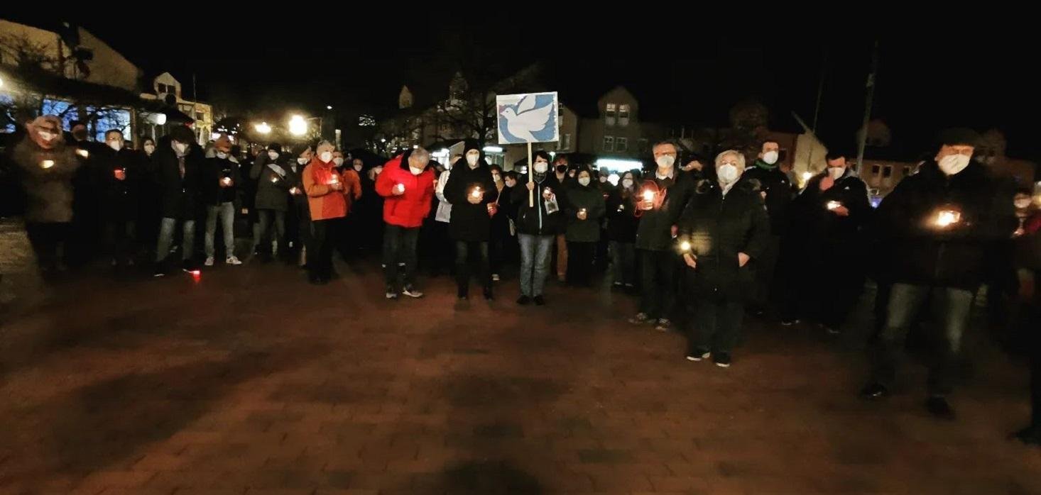 Menschen mit Lichtern bringen ihre Solidarität zum Ausdruck.