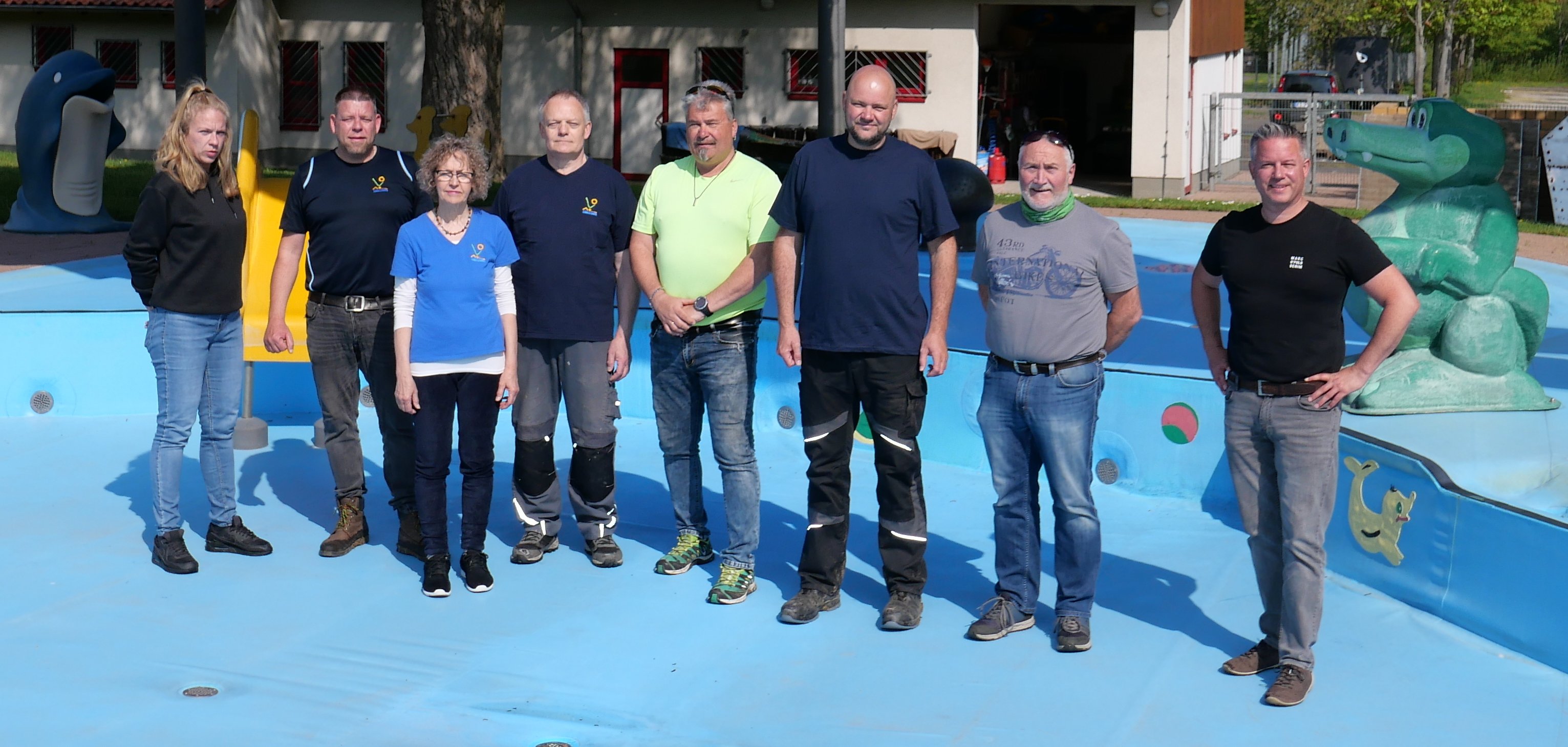 Das Team des Freibads freut sich auf viele Besucherinnen und Besucher: Stephanie Lößel, Tobias Wollrath, Dagmar Montag, Dirk Jochens, Dirk Greve, Bastian Paßau, Klaus Günther und Thorsten Bürgel; es fehlt Peter Lößel.