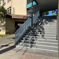 Die Arbeiten für eine Rundumerneuerung der Treppenanlage zwischen dem Bürgerhaus und dem Rathaus der Gemeinde Lohfelden sind zum größten Teil abgeschlossen und die Treppe wieder sicher begehbar. 