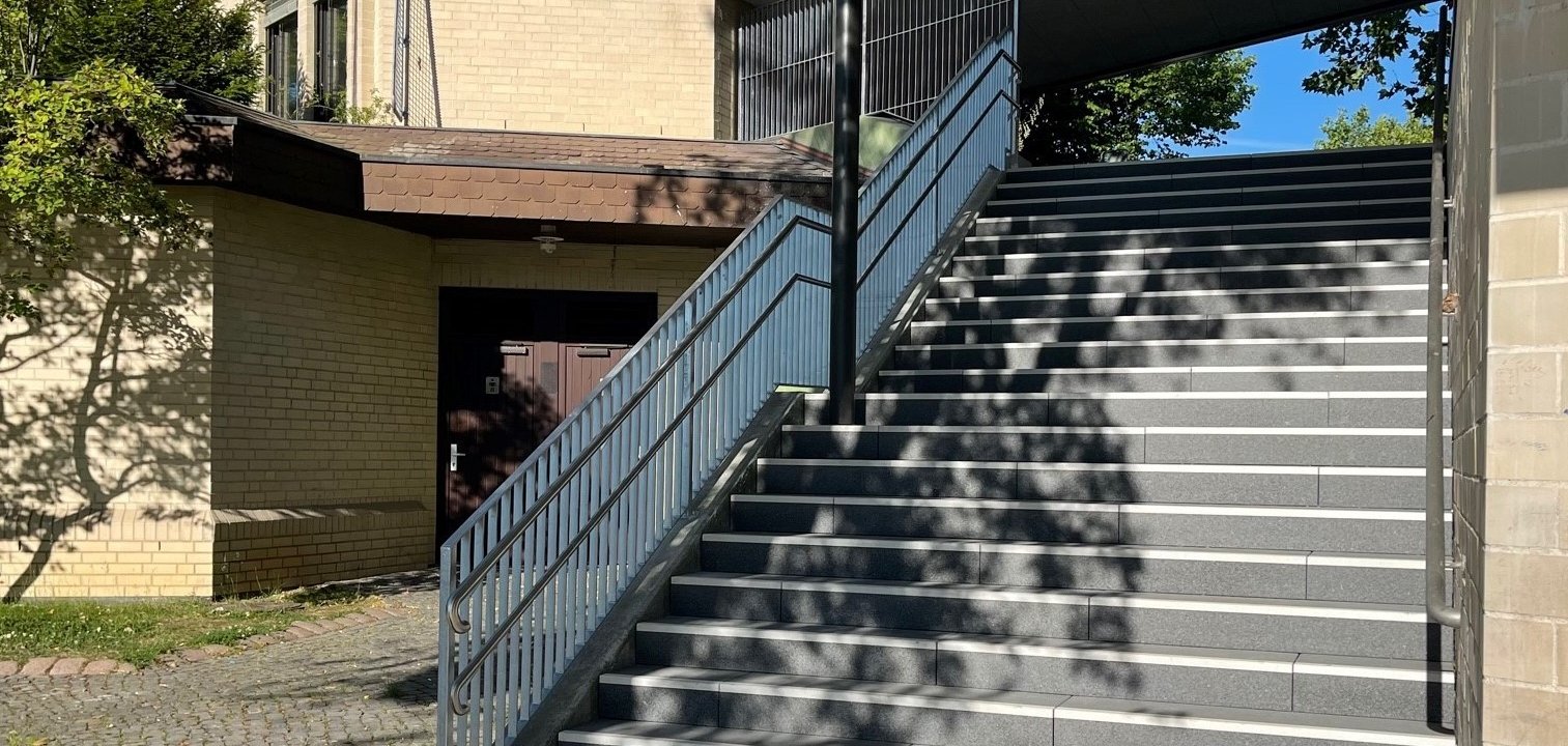 Die Arbeiten für eine Rundumerneuerung der Treppenanlage zwischen dem Bürgerhaus und dem Rathaus der Gemeinde Lohfelden sind zum größten Teil abgeschlossen und die Treppe wieder sicher begehbar. 