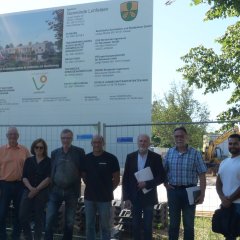 Trafen sich am 23.06. zum offiziellen Baustart des Kita-Neubaus in der Langen Straße vor dem frisch aufgestellten Baustellenschild (v.l.n.r.): Gerd Kilian, Immobilienmanagement der Gemeinde Lohfelden, Bürgermeister der Gemeinde Lohfelden, Uwe Jäger, die Architekten Ina Reich und Manfred Lenhart von der Baufrösche Architekten und Stadtplaner GmbH, Bauleiter des Rohbaus, Björn Itter, von ISI Bauunternehmen, Axel Lange vom Immobilienmanagement der Gemeinde Lohfelden, Leiter des Fachbereichs Bauen und Wohnen, Rolf Schweitzer, Bauleiter Nils Chikh von der Ingenieurgesellschaft für Bauwesen mbH und Ingenieurin Julia-Johanna Geese von Geese Beratende Ingenieure.