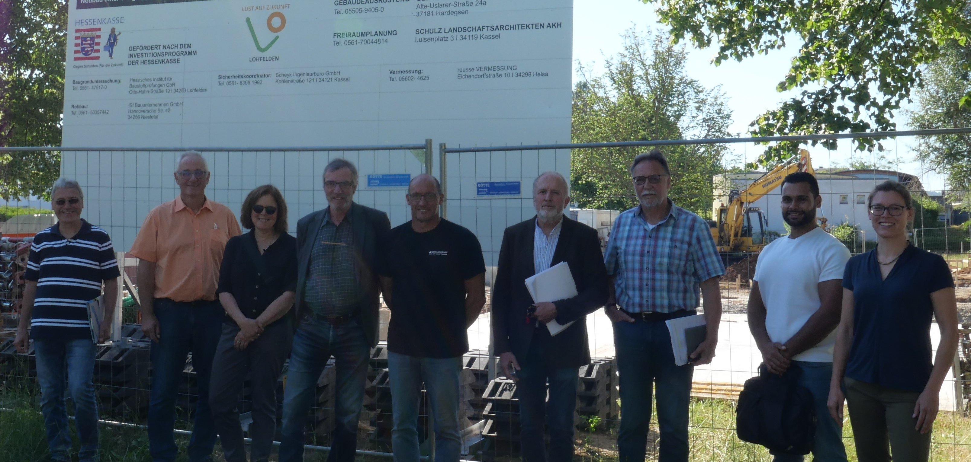 Trafen sich am 23.06. zum offiziellen Baustart des Kita-Neubaus in der Langen Straße vor dem frisch aufgestellten Baustellenschild (v.l.n.r.): Gerd Kilian, Immobilienmanagement der Gemeinde Lohfelden, Bürgermeister der Gemeinde Lohfelden, Uwe Jäger, die Architekten Ina Reich und Manfred Lenhart von der Baufrösche Architekten und Stadtplaner GmbH, Bauleiter des Rohbaus, Björn Itter, von ISI Bauunternehmen, Axel Lange vom Immobilienmanagement der Gemeinde Lohfelden, Leiter des Fachbereichs Bauen und Wohnen, Rolf Schweitzer, Bauleiter Nils Chikh von der Ingenieurgesellschaft für Bauwesen mbH und Ingenieurin Julia-Johanna Geese von Geese Beratende Ingenieure.