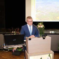 Gemeindevertretervorsitzender Norbert Thiele begrüßt die Gäste des Parlamentarischen Abends am 24. Juni 2022 im Bürgerhaus.