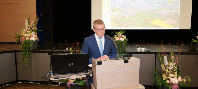 Gemeindevertretervorsitzender Norbert Thiele begrüßt die Gäste des Parlamentarischen Abends am 24. Juni 2022 im Bürgerhaus.
