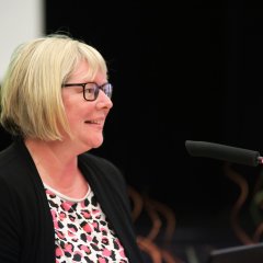 Erste Kreisbeigeordnete des Landkreises Kassel, Silke Engler, während ihrer Ansprache im Rahmen der Auszeichnung mit Landesehrenbriefen.