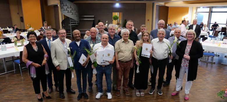 Die ausgeschiedenen Mandatsträgerinnen und Mandatsträger mit dem Gemeindevertretervorsitzenden Norbert Thiele (2.v.l.), dem Stv. Gemeindevertretervorsitzender Stefan Wetterau (hinten M.), Bürgermeister Uwe Jäger (hinten r.), der Ersten Beigeordneten Bärbel Fehr (l.) und der Ersten Kreisbeigeordneten Silke Engler (r.).  Hintere Reihe v.l.n.r.  Wilfried Barbian, Rudi Gippert, Reiner Franz, David Brethauer und Frank Müller.  Vordere Reihe v.l.n.r. Heinz Ebrecht, Fikremariam Abraha, Fadil Ristemi, John Jory, Selina Bornmann und Gerhard Hartwig. 