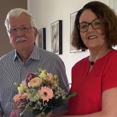 Norbert Kniprath wurde nach 20-jähriger kommunalpolitischer Tätigkeit verabschiedet und mit der Ehrenbezeichnung „Gemeindeältester“ ausgezeichnet. Gemeindevertretervorsitzender Norbert Thiele nahm die Ehrung im Bürgerhaus vor. Die Urkunde und Geschenk wurden Norbert Kniprath, der am Parlamentarischen Abend online teilnahm, von Heike Klein zur gleichen Zeit nach Hause gebracht.