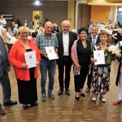 Die Erste Kreisbeigeordnete Silke Engler (r.) ehrte Silvia Eckel (2.v.l.), Willi Barbian (3.v.l.) und Bella Tonkikh mit dem Landesehrenbrief des Landes Hessen. Alt-Bürgermeister Michael Reuter (M.) gehörte mit Bürgermeister Uwe Jäger (l.) und Gemeindevertretervorsitzenden Norbert Thiele (hinten r.) zu den ersten Gratulanten.