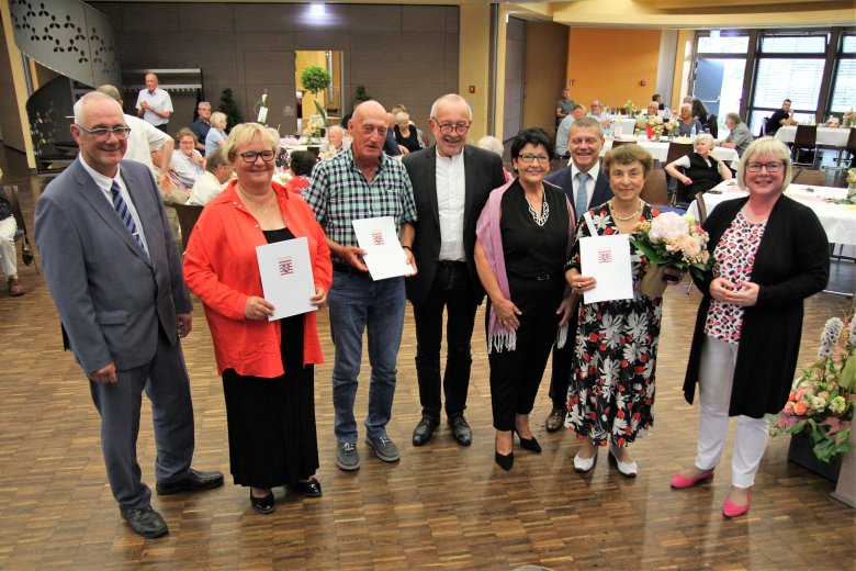 Die Erste Kreisbeigeordnete Silke Engler (r.) ehrte Silvia Eckel (2.v.l.), Willi Barbian (3.v.l.) und Bella Tonkikh mit dem Landesehrenbrief des Landes Hessen. Alt-Bürgermeister Michael Reuter (M.) gehörte mit Bürgermeister Uwe Jäger (l.) und Gemeindevertretervorsitzenden Norbert Thiele (hinten r.) zu den ersten Gratulanten.
