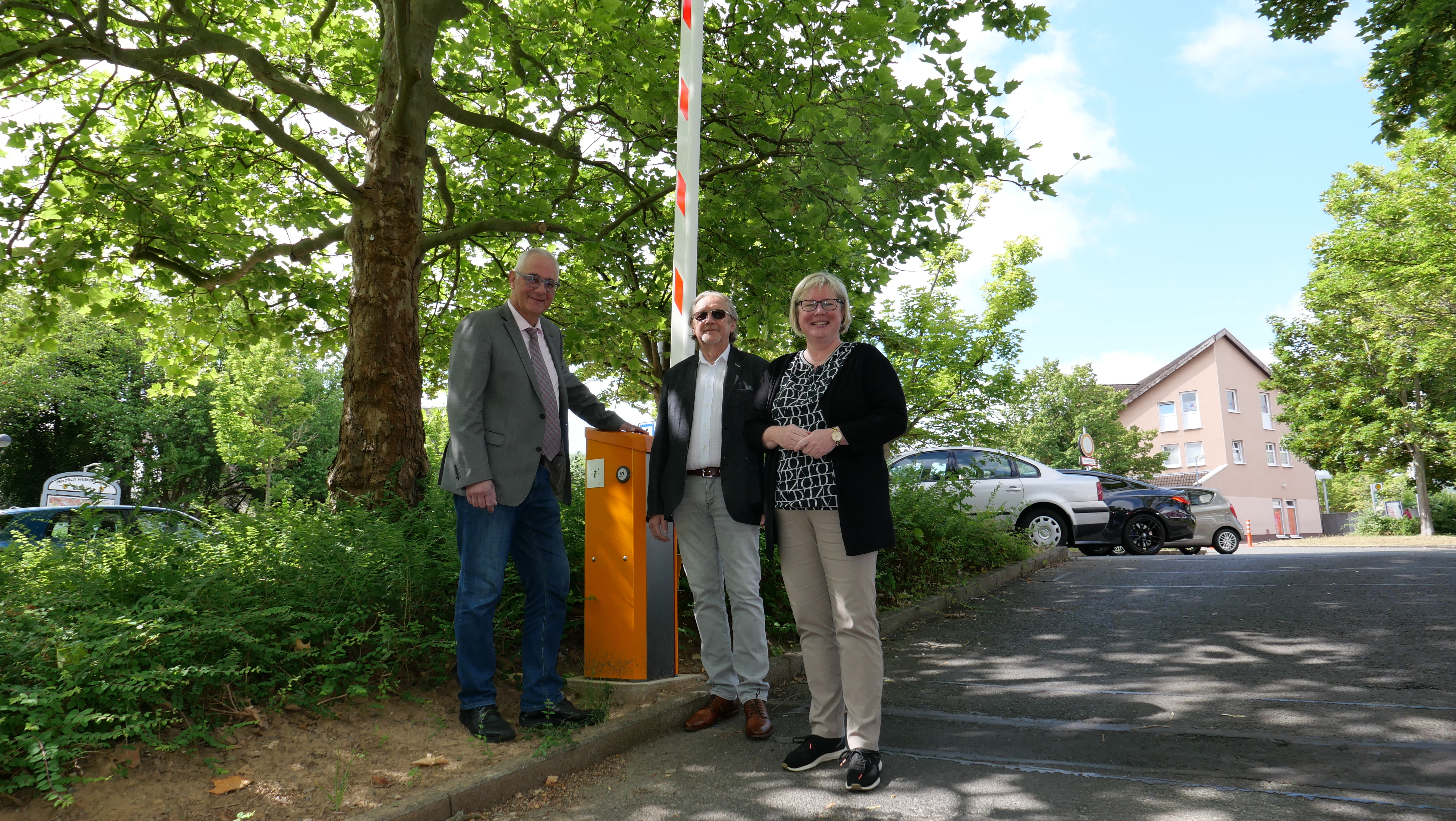 Weihten am 08.07. die neue Solarschranke am Parkplatz der Söhre-Schule ein (v.l.n.r.): Bürgermeister Uwe Jäger, Wolfgang Schmelz, Technisches Immobilienmanagement Landkreis Kassel, und stellvertre-tende Landrätin Silke Engler.