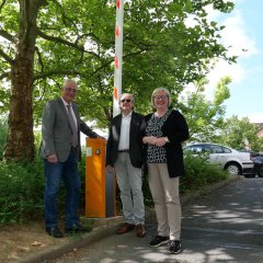 Weihten am 08.07. die neue Solarschranke am Parkplatz der Söhre-Schule ein (v.l.n.r.): Bürgermeister Uwe Jäger, Wolfgang Schmelz, Technisches Immobilienmanagement Landkreis Kassel, und stellvertre-tende Landrätin Silke Engler.