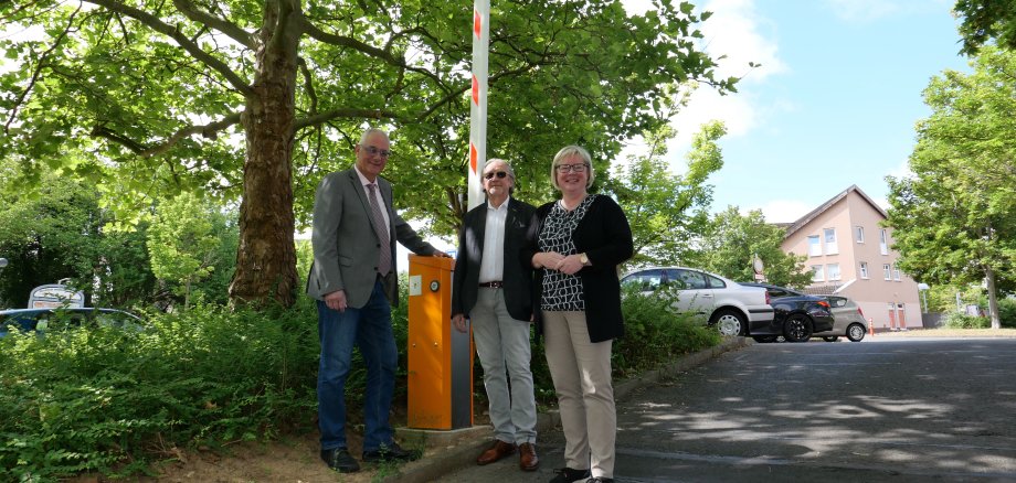 Weihten am 08.07. die neue Solarschranke am Parkplatz der Söhre-Schule ein (v.l.n.r.): Bürgermeister Uwe Jäger, Wolfgang Schmelz, Technisches Immobilienmanagement Landkreis Kassel, und stellvertre-tende Landrätin Silke Engler.