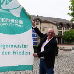 Bürgermeister Uwe Jäger hisste am 08.07. die Mayors for Peace-Flagge auf dem Dr.-Walter-Lübcke-Platz vor dem Rathaus und setzte damit ein weithin sichtbares Zeichen für den Frieden.