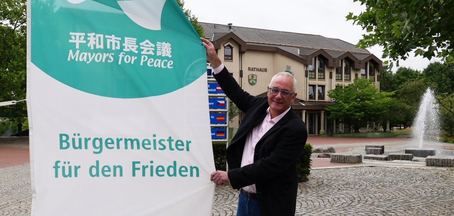 Bürgermeister Uwe Jäger hisste am 08.07. die Mayors for Peace-Flagge auf dem Dr.-Walter-Lübcke-Platz vor dem Rathaus und setzte damit ein weithin sichtbares Zeichen für den Frieden.
