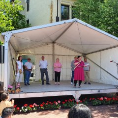 Die neue Vorsitzende des Lohfeldener Ausländerbeirates, Edita Basha (6.v.l.), begrüßte die Gäste des 24. Internationalen Festes auf dem Dr.-Walter-Lübcke-Platz gemeinsam mit (v.l.n.r.) Moderatorin Maike Oertel, Gemeindevertretervorsitzendem Norbert Thiele, Bürgermeister Uwe Jäger, Erster Kreisbeigeordneten Silke Engler, Schirmherrn Florian Schneider, MdL, und Timon Gremmels, MdB.  