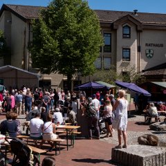 Die zahlreichen Gäste des 24. Internationalen Festes am 17.07. auf dem Dr.-Walter-Lübcke-Platz.  